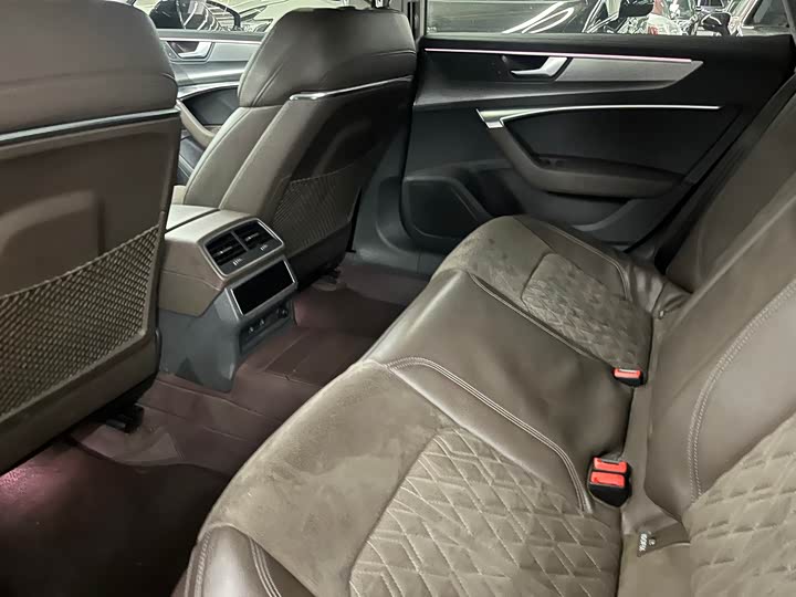 Фото 6 - Audi A7L