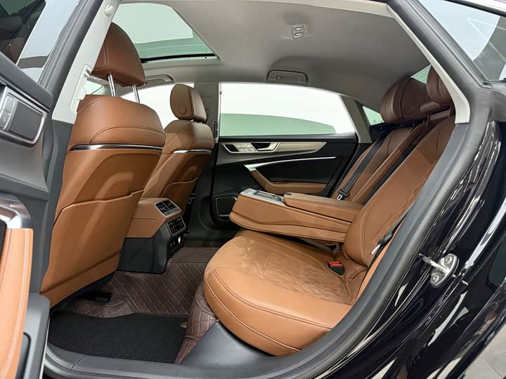 Фото 17 - Audi A7L