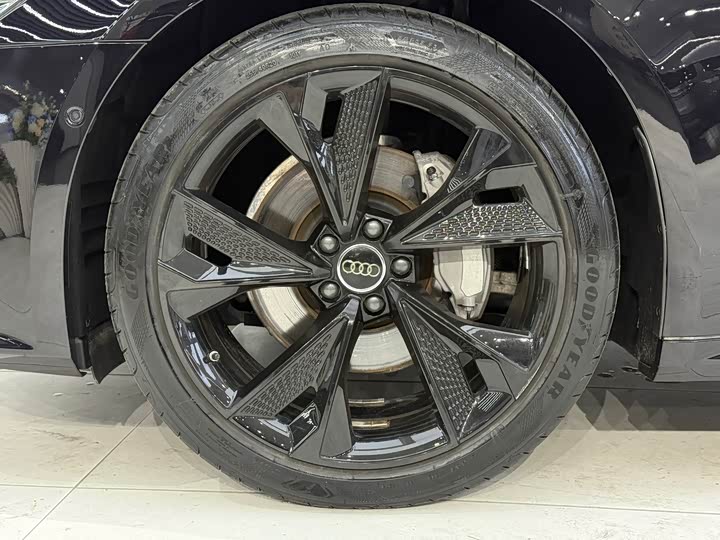 Фото 9 - Audi A7L