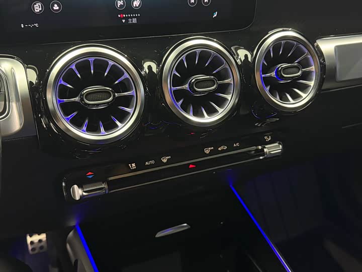 Фото 13 - Mercedes-Benz GLB-Class AMG