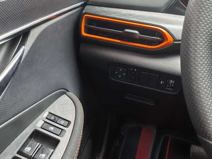 Фото 16 - Changan UNI-T