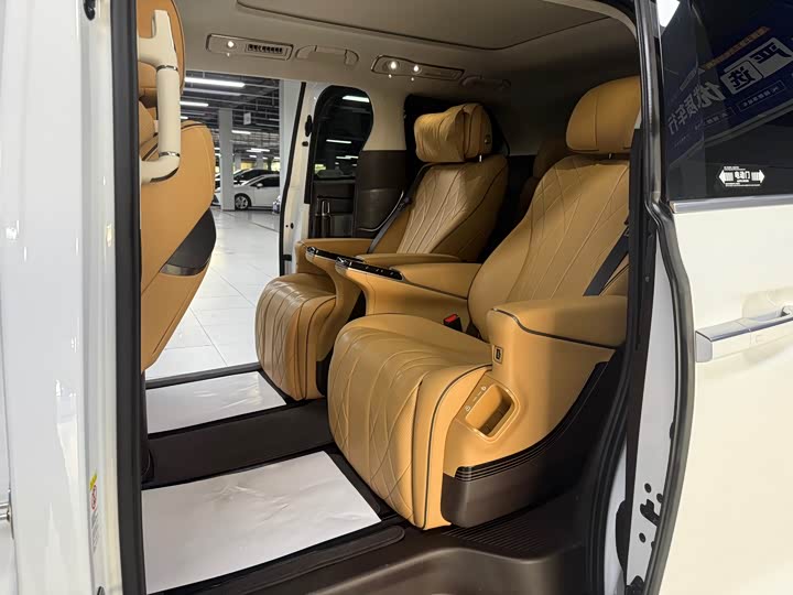 Фото 7 - Denza D9