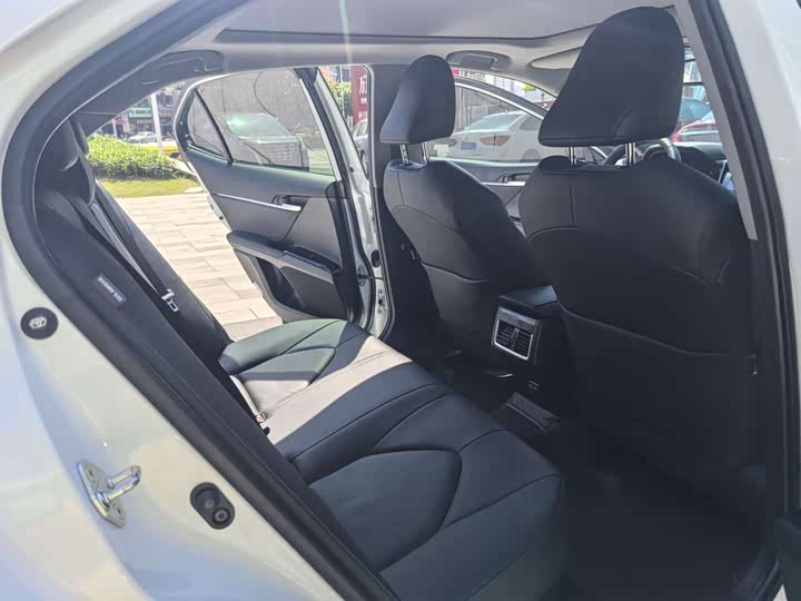 Фото 12 - Toyota Camry