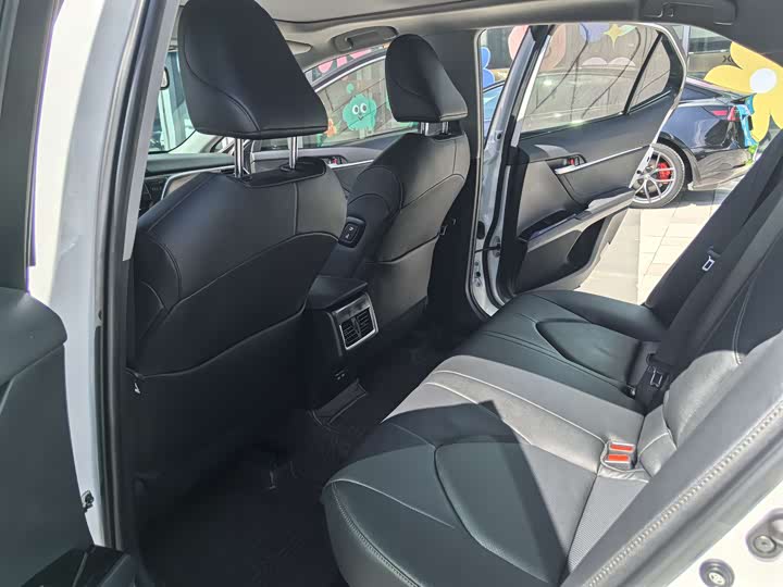 Фото 13 - Toyota Camry