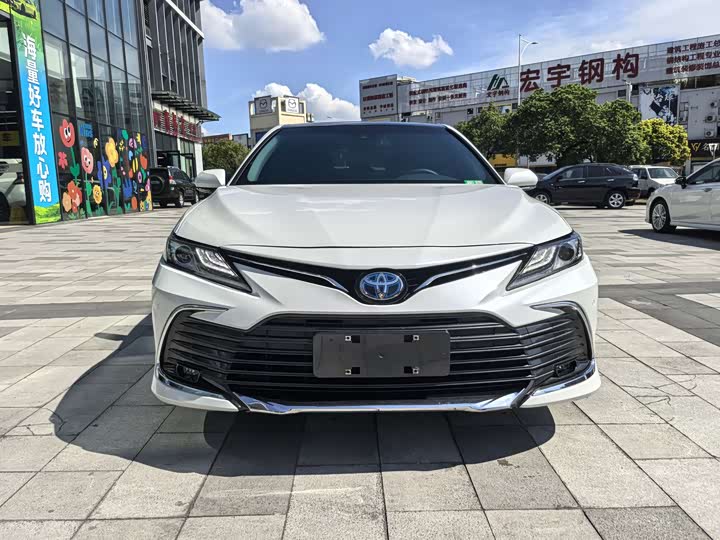 Фото 2 - Toyota Camry