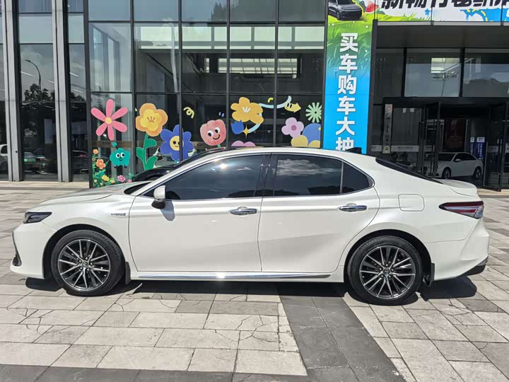 Фото 8 - Toyota Camry