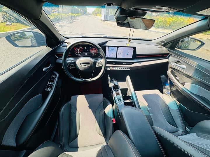 Фото 10 - Geely Binrui