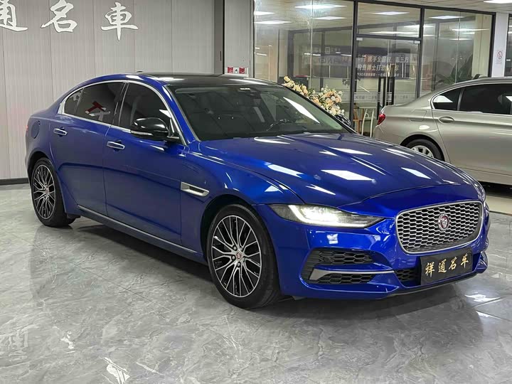 Фото 2 - Jaguar XE L