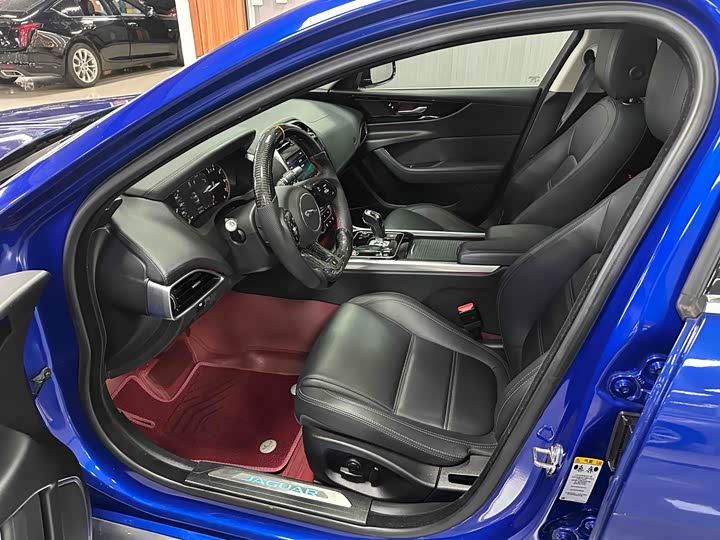 Фото 3 - Jaguar XE L