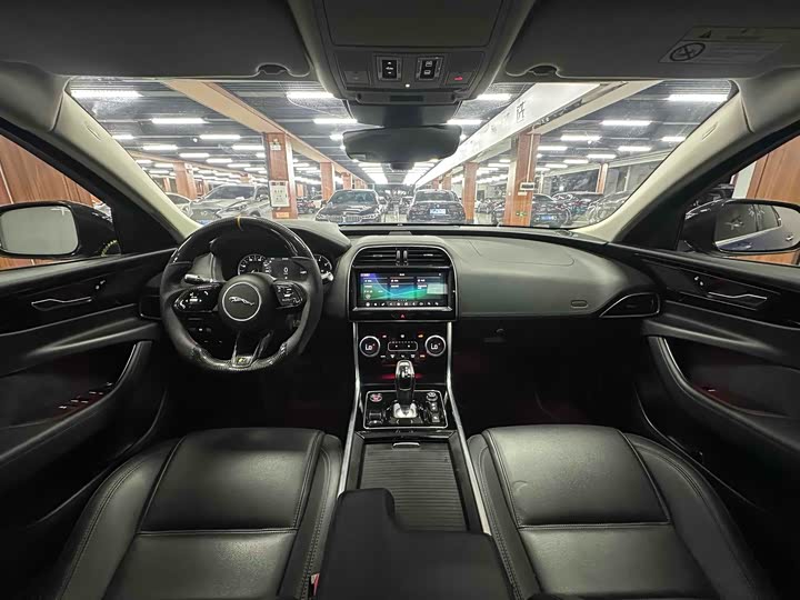 Фото 4 - Jaguar XE L