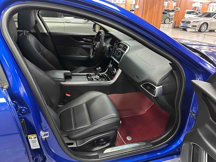 Фото 6 - Jaguar XE L