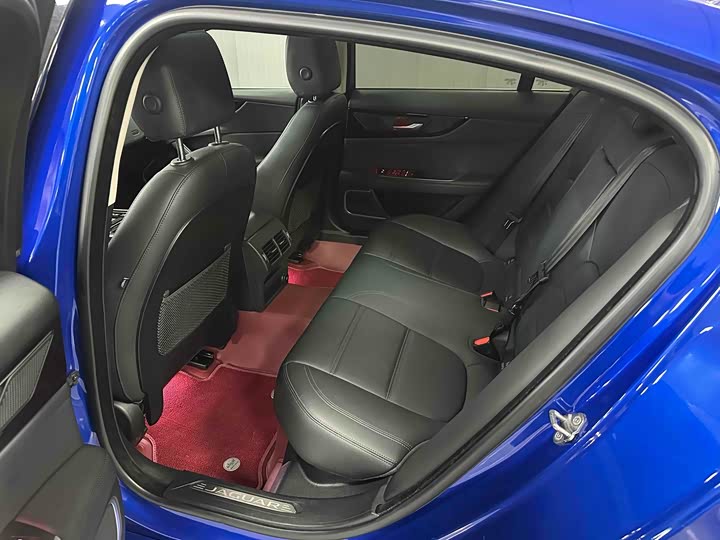 Фото 7 - Jaguar XE L