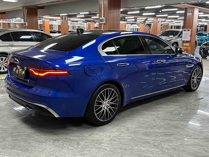 Фото 9 - Jaguar XE L