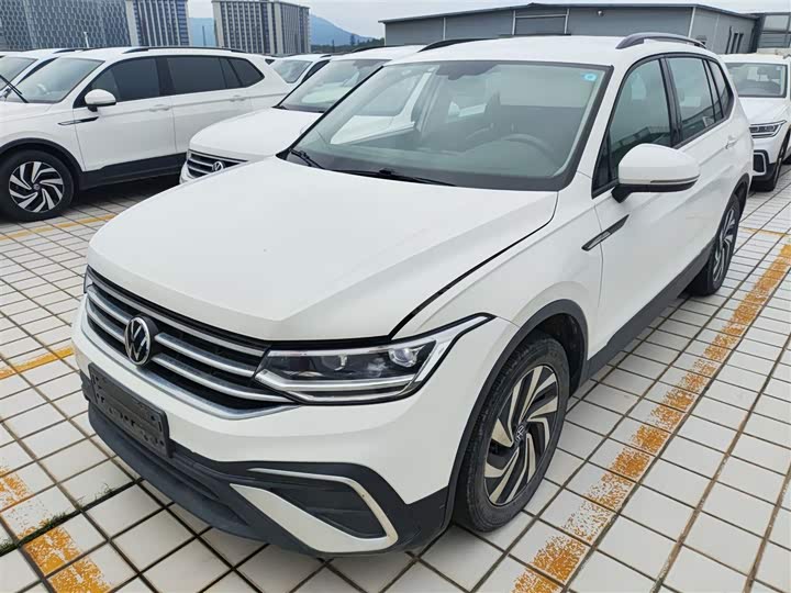 Фото 2 - Volkswagen Tiguan L Pro