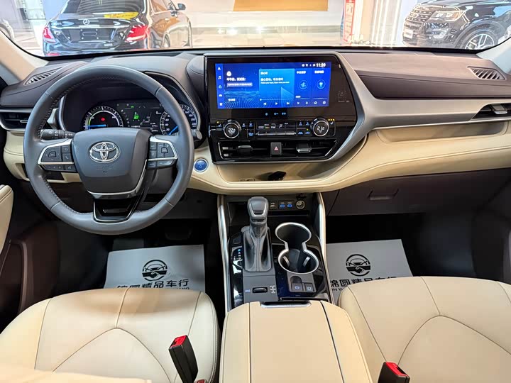 Фото 13 - Toyota Highlander