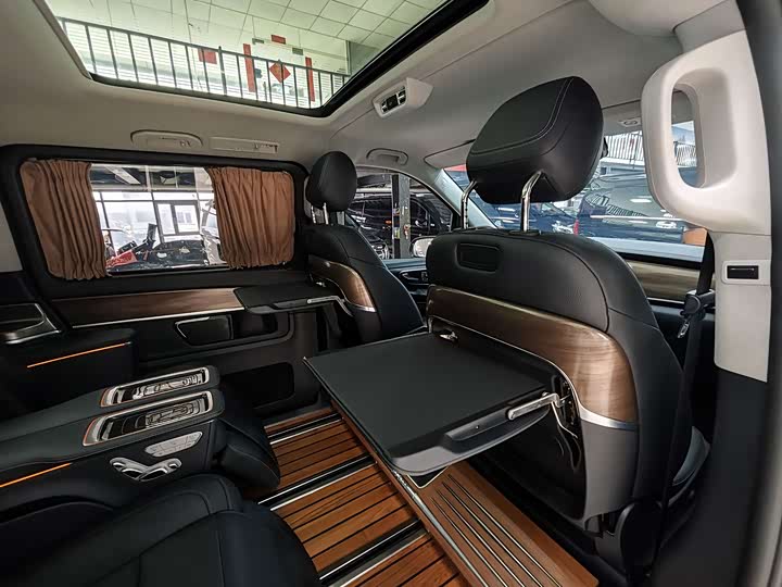 Фото 18 - Mercedes-Benz V-Class