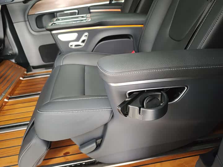 Фото 21 - Mercedes-Benz V-Class