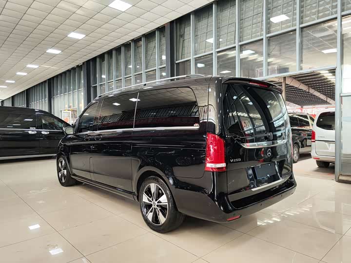 Фото 28 - Mercedes-Benz V-Class