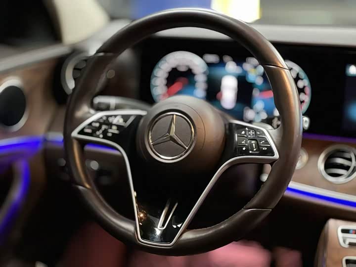 Фото 5 - Mercedes-Benz E-Class