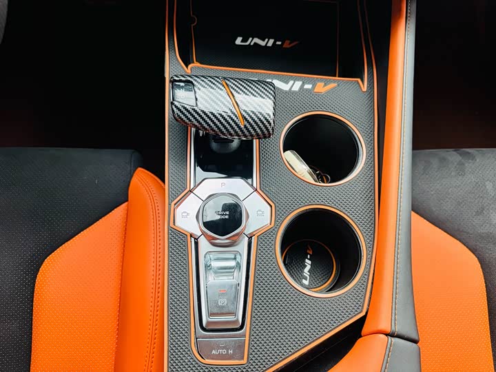 Фото 11 - Changan UNI-V