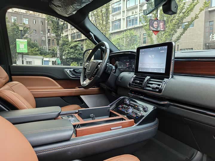 Фото 17 - Lincoln Navigator