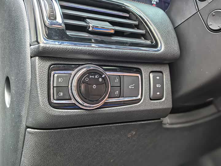 Фото 18 - Lincoln Navigator