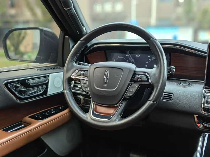 Фото 24 - Lincoln Navigator