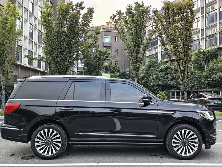 Фото 7 - Lincoln Navigator