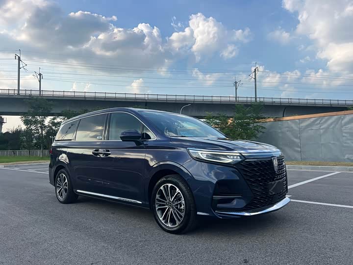 Фото 2 - Roewe iMax 8