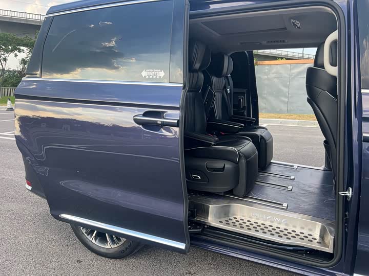 Фото 9 - Roewe iMax 8