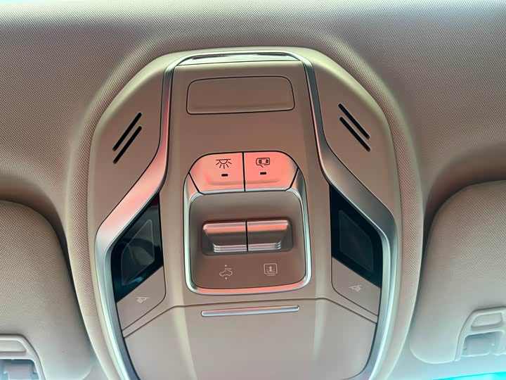 Фото 16 - Geely Atlas