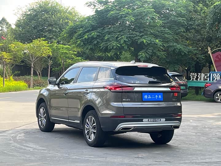 Фото 19 - Geely Atlas