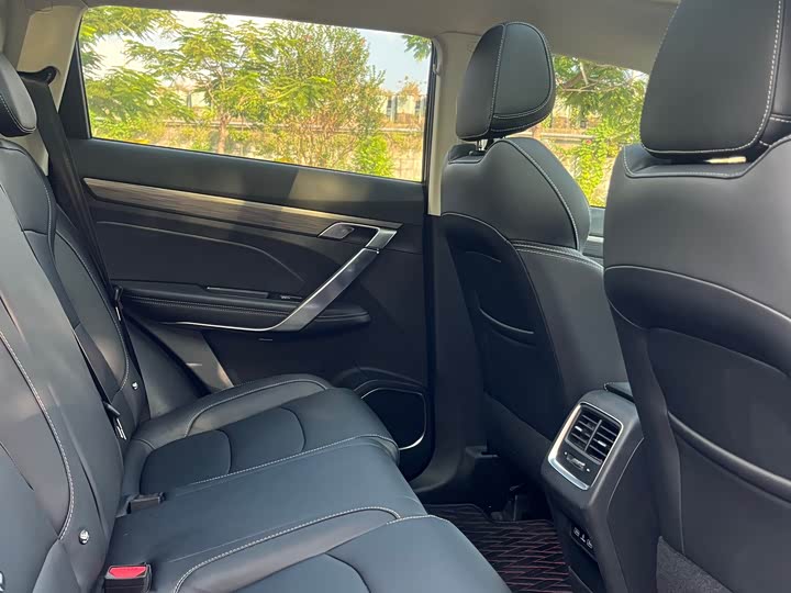 Фото 6 - Geely Atlas