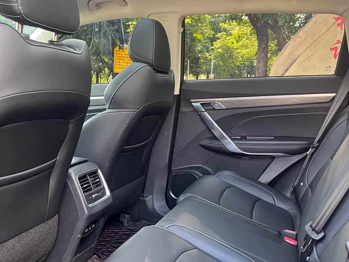 Фото 7 - Geely Atlas