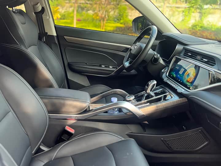 Фото 8 - Geely Atlas