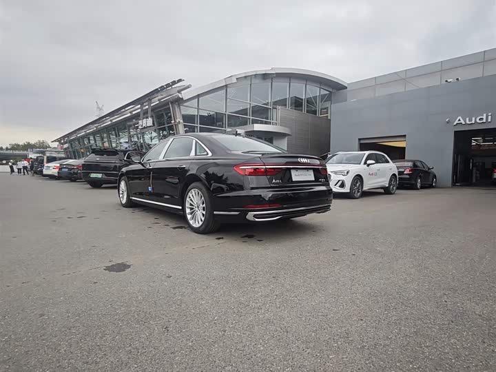 Фото 8 - Audi A8