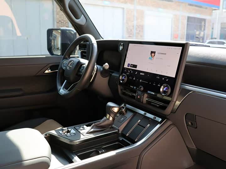 Фото 18 - Lexus GX