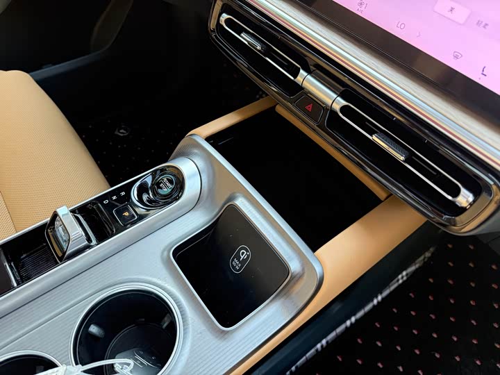 Фото 21 - GAC Trumpchi E8