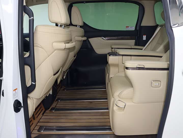 Фото 16 - Toyota Vellfire