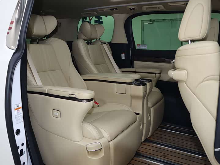 Фото 17 - Toyota Vellfire