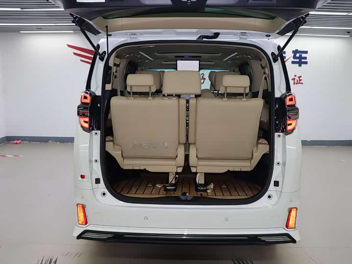 Фото 21 - Toyota Vellfire