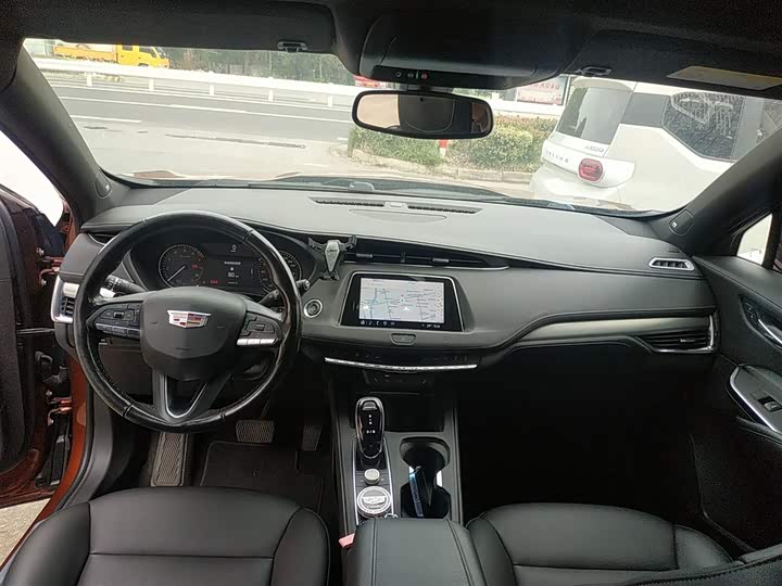 Фото 10 - Cadillac XT4