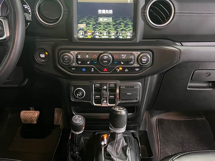 Фото 11 - Jeep Wrangler Hybrid