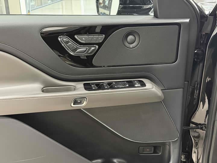 Фото 11 - Lincoln Aviator