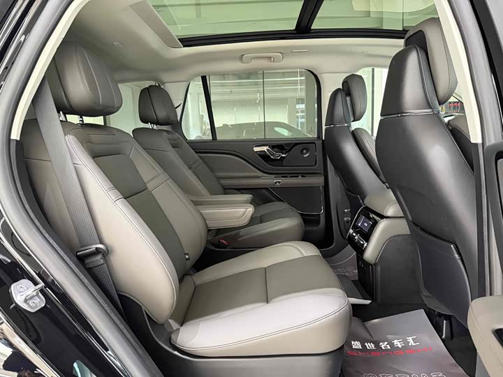 Фото 12 - Lincoln Aviator