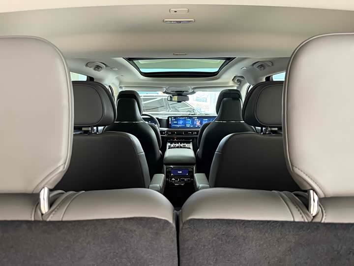 Фото 15 - Lincoln Aviator