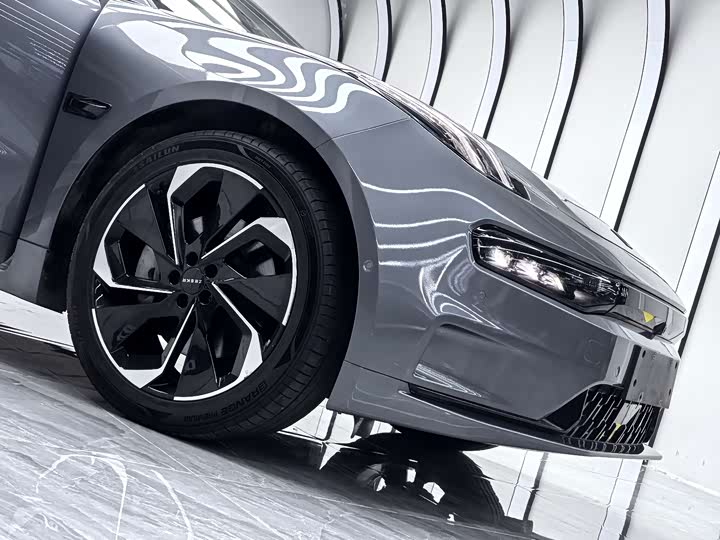 Фото 14 - Zeekr 001