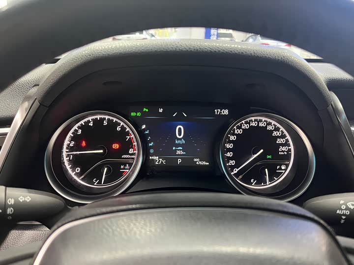 Фото 10 - Toyota Camry