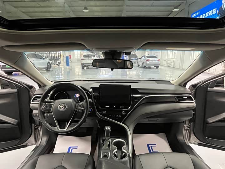 Фото 11 - Toyota Camry