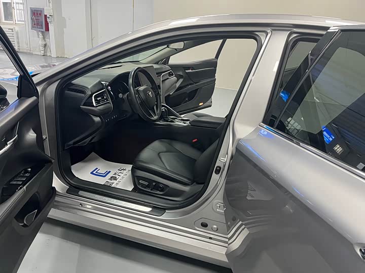 Фото 12 - Toyota Camry